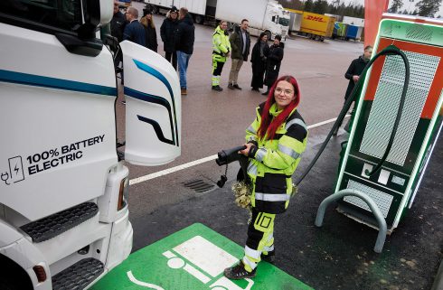  Ung framtida lastbilsförare och ett ungt, nytt bolag. Den 29/11 invigde blivande lastbilsföraren Isabella Sommerhall Mälarenergis första publika laddstation som är öronmärkt för tunga transporter. Foto: Lasse Fredriksson.