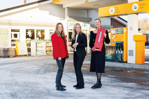 Liza Eriksson. RedLocker - Helena Hammarström, Preem och Petra Runvik, RedLocker visar upp automaten där man kan hämta gratis mensskydd. Foto: Preem