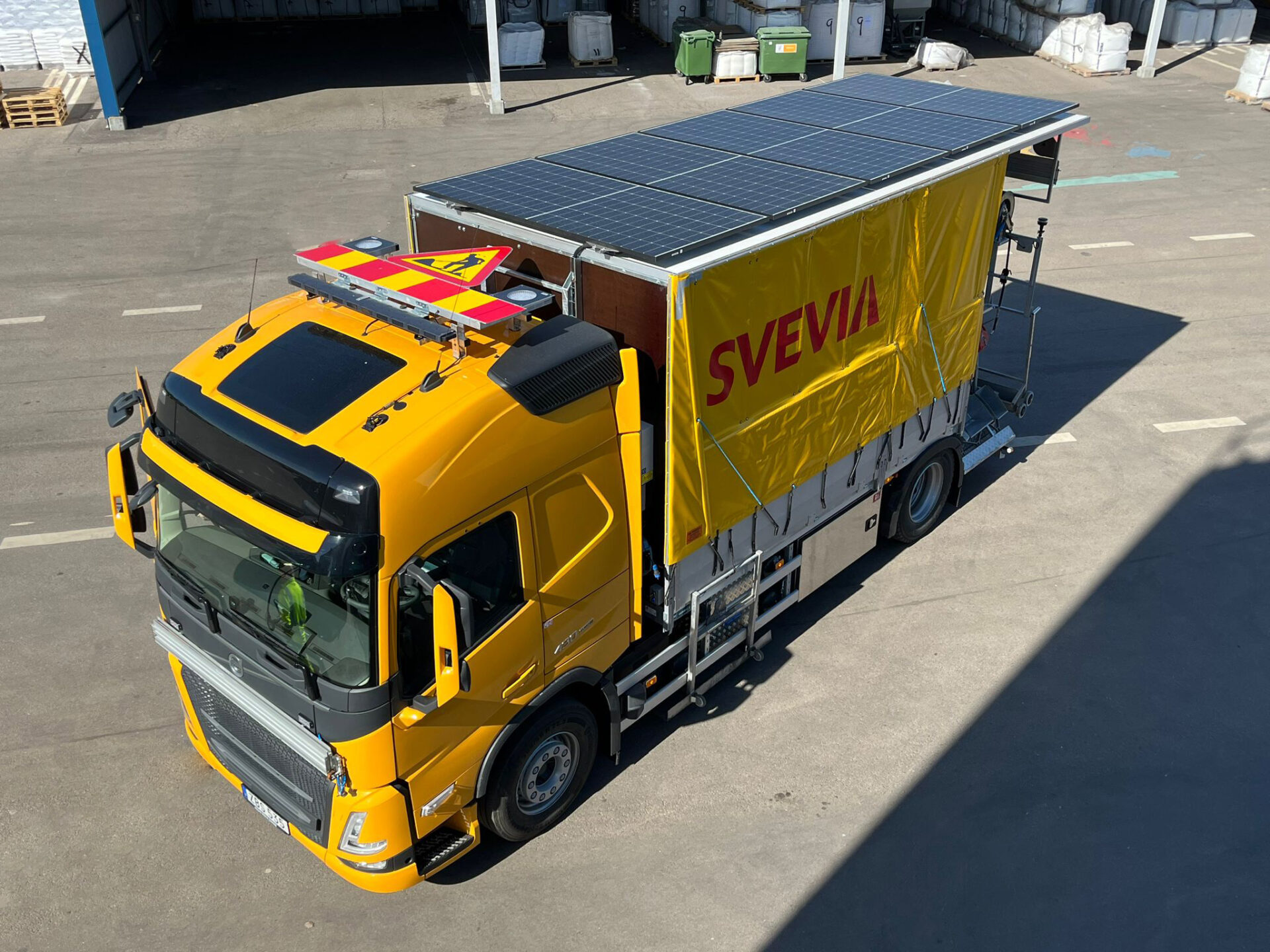 Svevia är först i Sverige med att satsa på solceller för att driva vägmarkeringsfordon. Foto: Tim Ljung