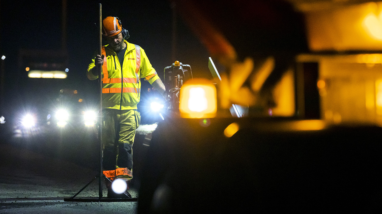 Svevia ska asfaltera flera sträckor i Stockholms län. För att minimera trafikstörningar utförs det mesta arbetet nattetid. Foto: Markus Marcetic