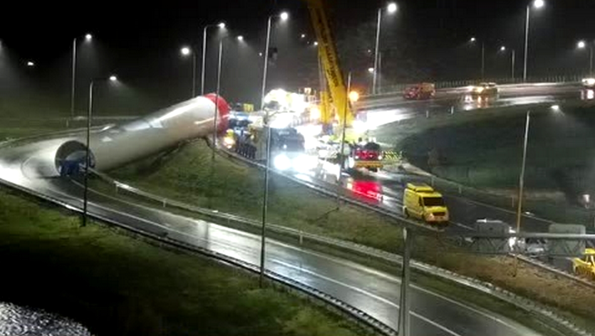 Regelverken finns för att minska riskerna med specialtransporter och det är viktigt att regelverken är konsekventa och tydliga. Foto: Rijkswaterstaat Verkeersinformatie.