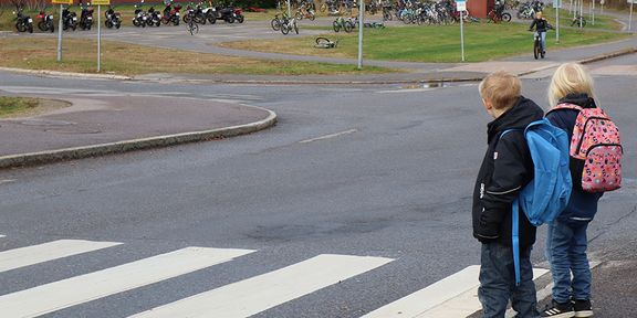 Även föräldrar som skjutsar sina barn till skolan bidrar till en mindre trygg trafikmiljö. Foto: NTF.