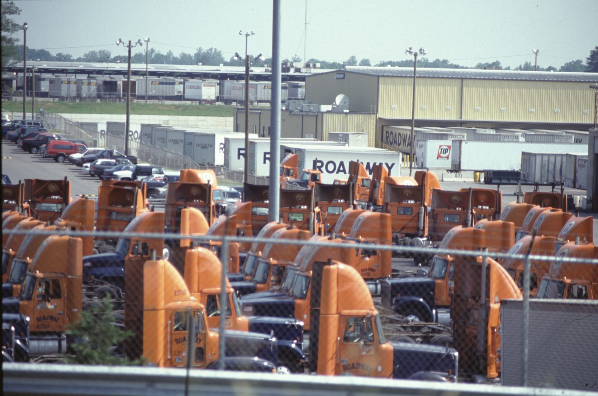 Efter 100 år i branschen står nu 12 700 dragbilar och 42 000 trailers parkerade. Foto: Sven-Erik Lindstrand.