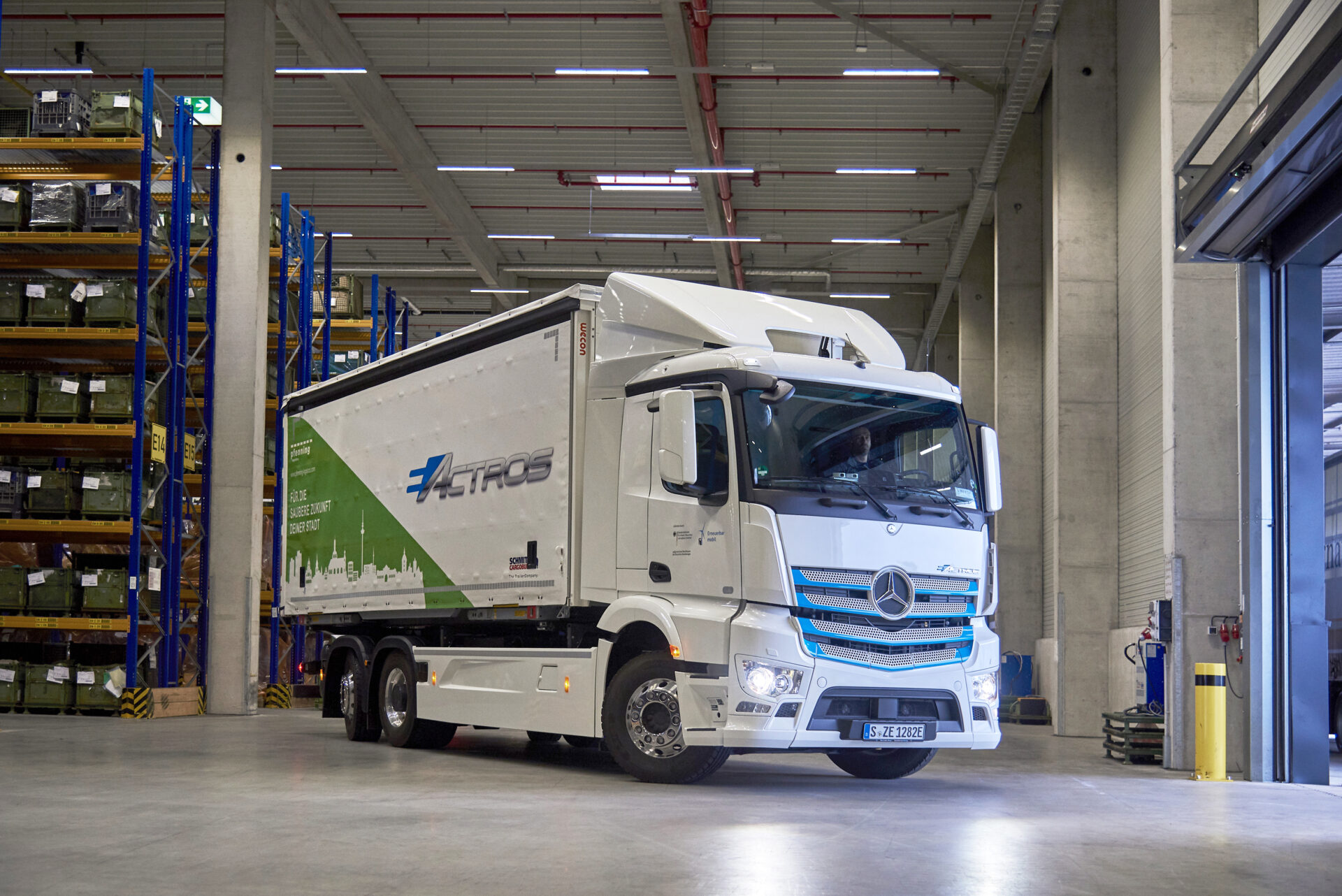 Om det blir dyrare att äga en diesellastbil, kan det främja fordon med noll avgasutsläpp, menar Daimler Truck. Foto: Daimler Truck/Proffs/arkiv.