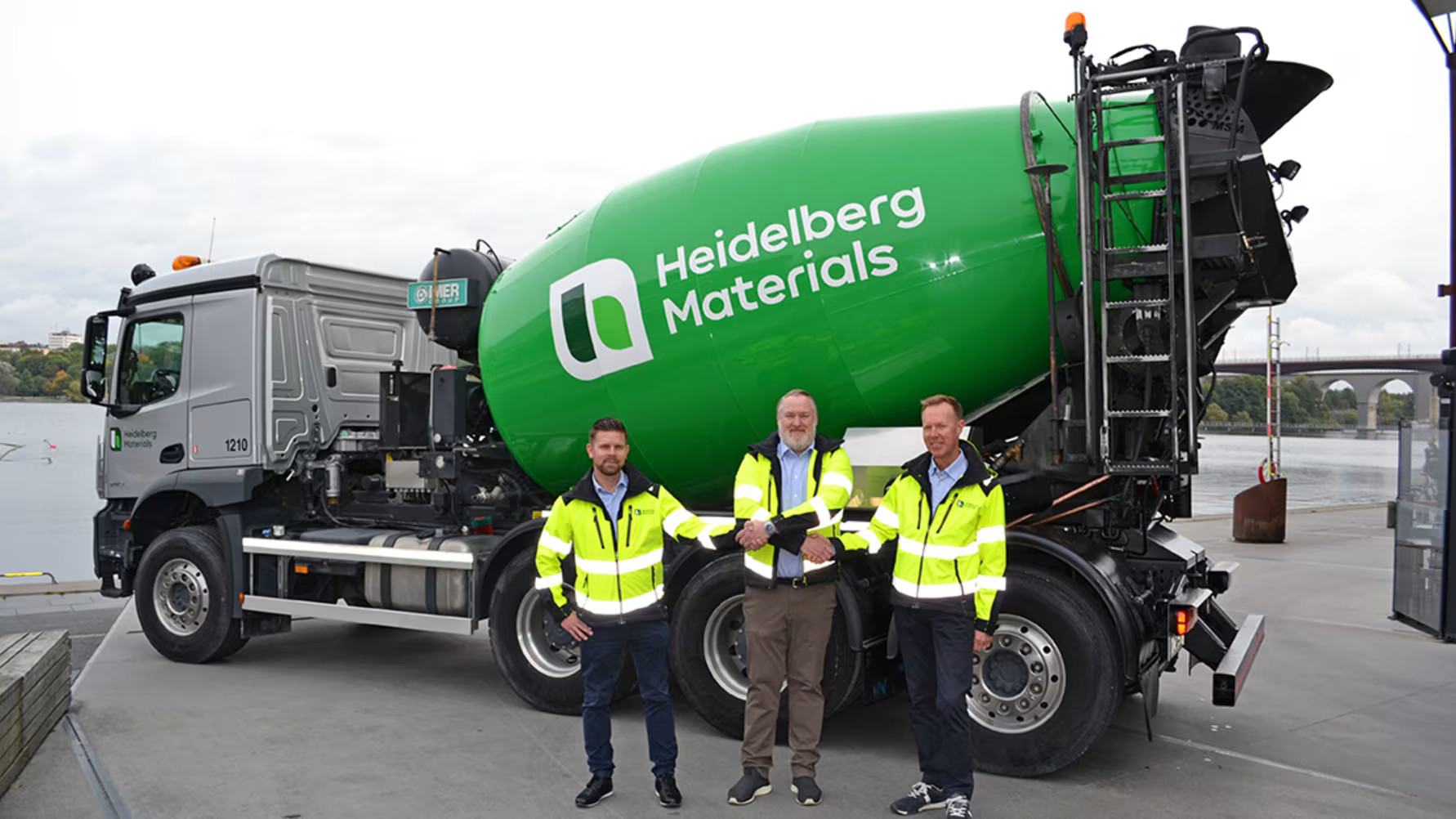     Från vänster Patrik Sved, logistikchef Heidelberg Materials Betong Sverige, Martin Svedin vd Svedin Holding AB och Per Berglund, vd Heidelberg Materials Betong Sverige AB.