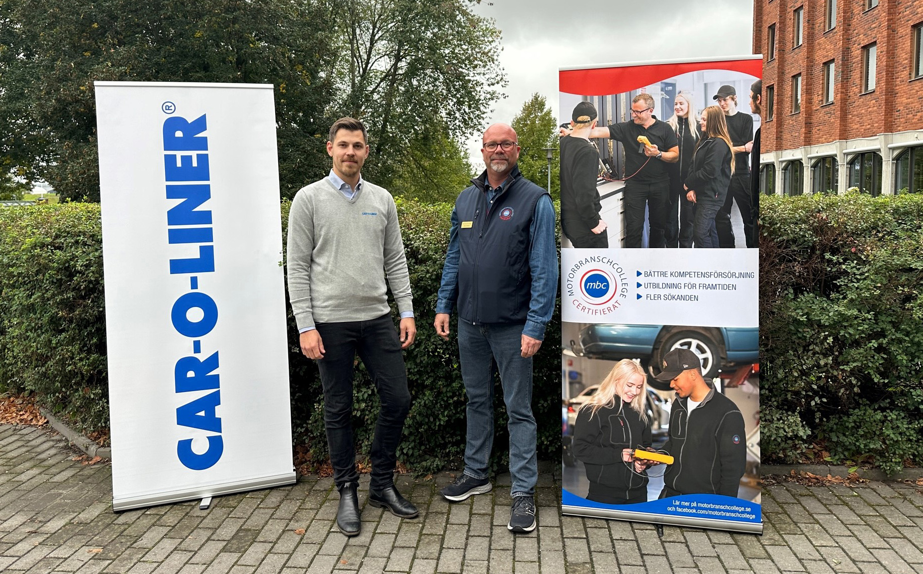 Victor Ståhlkrantz, försäljningschef Car-O-Liner och Jonas Hehrne, verksamhetsledare för Motorbranschcollege.