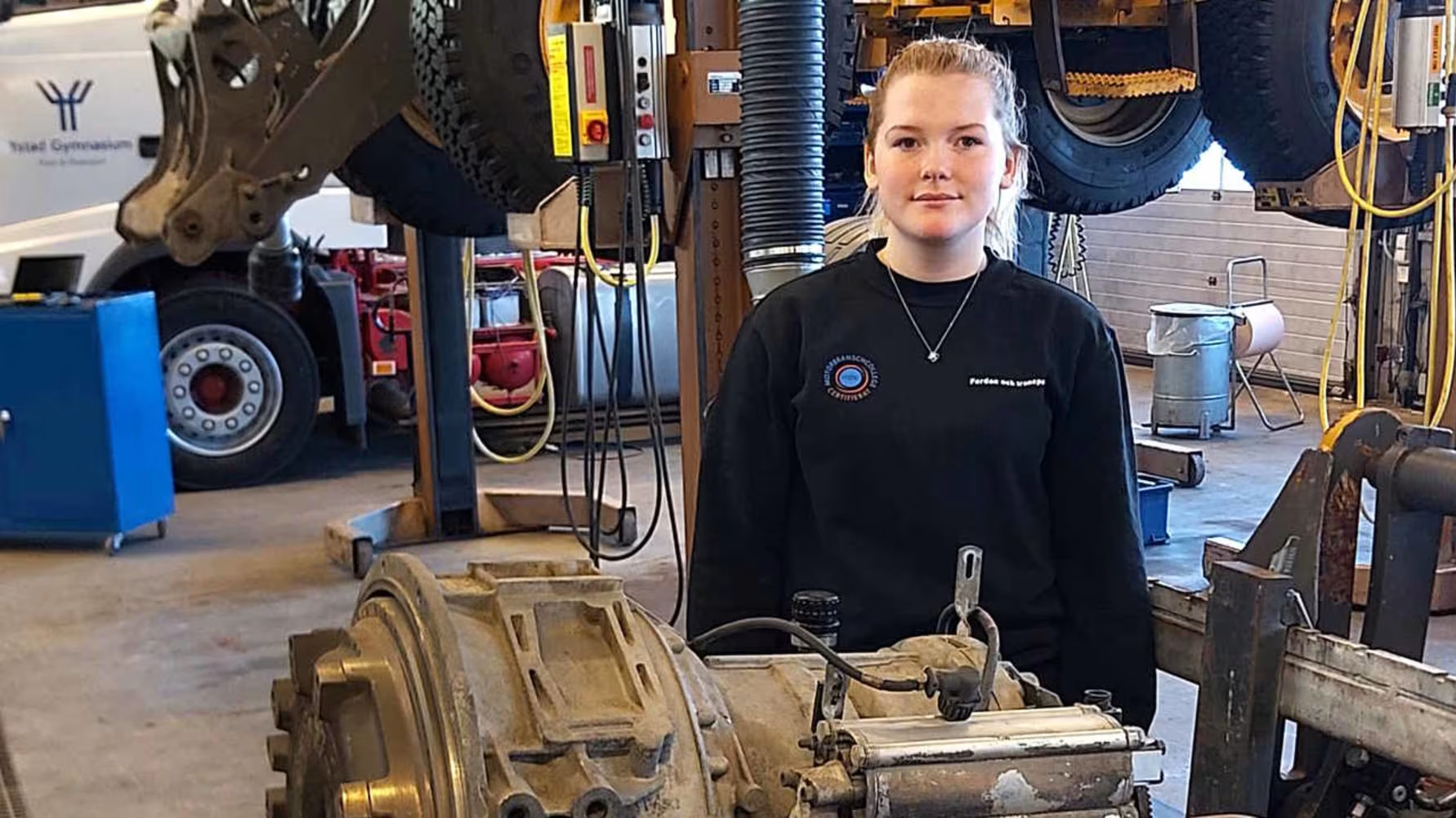          Amanda Almkvist, elev på Ystad Gymnasium, en av framtidens blivande lastbilsmekaniker.