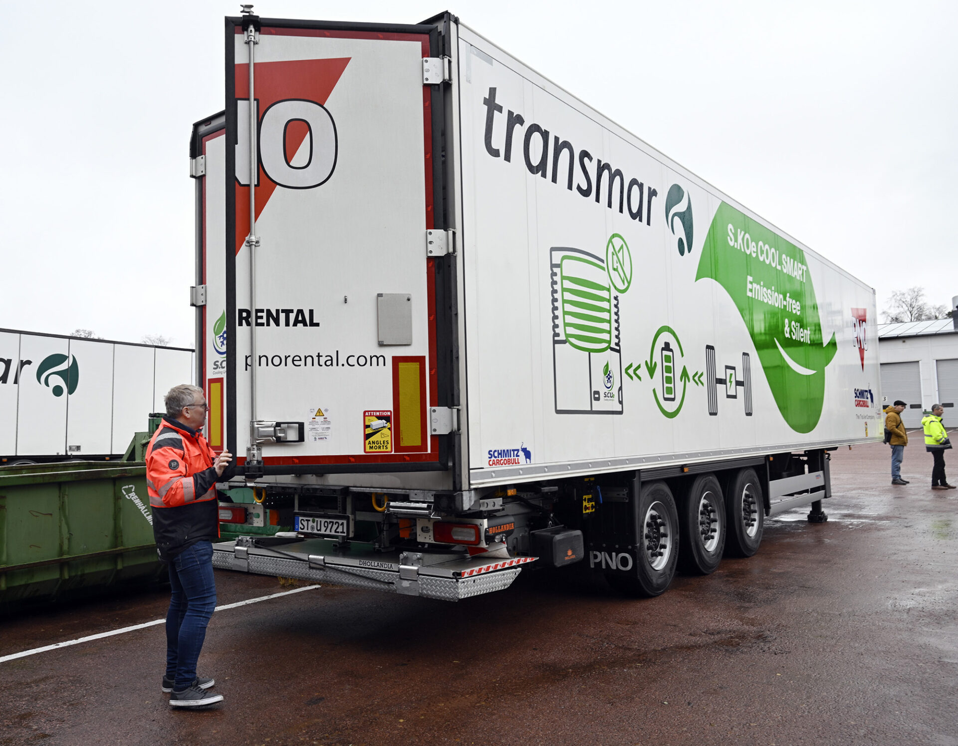 En av de totalt 15 prototyperna av helt eldrivna kyltrailers som Schmitz Cargobull testar i detta nu på olika håll i världen sker hos Transmar på Åland. Foto: Robert Jansson, Ålandstidningen