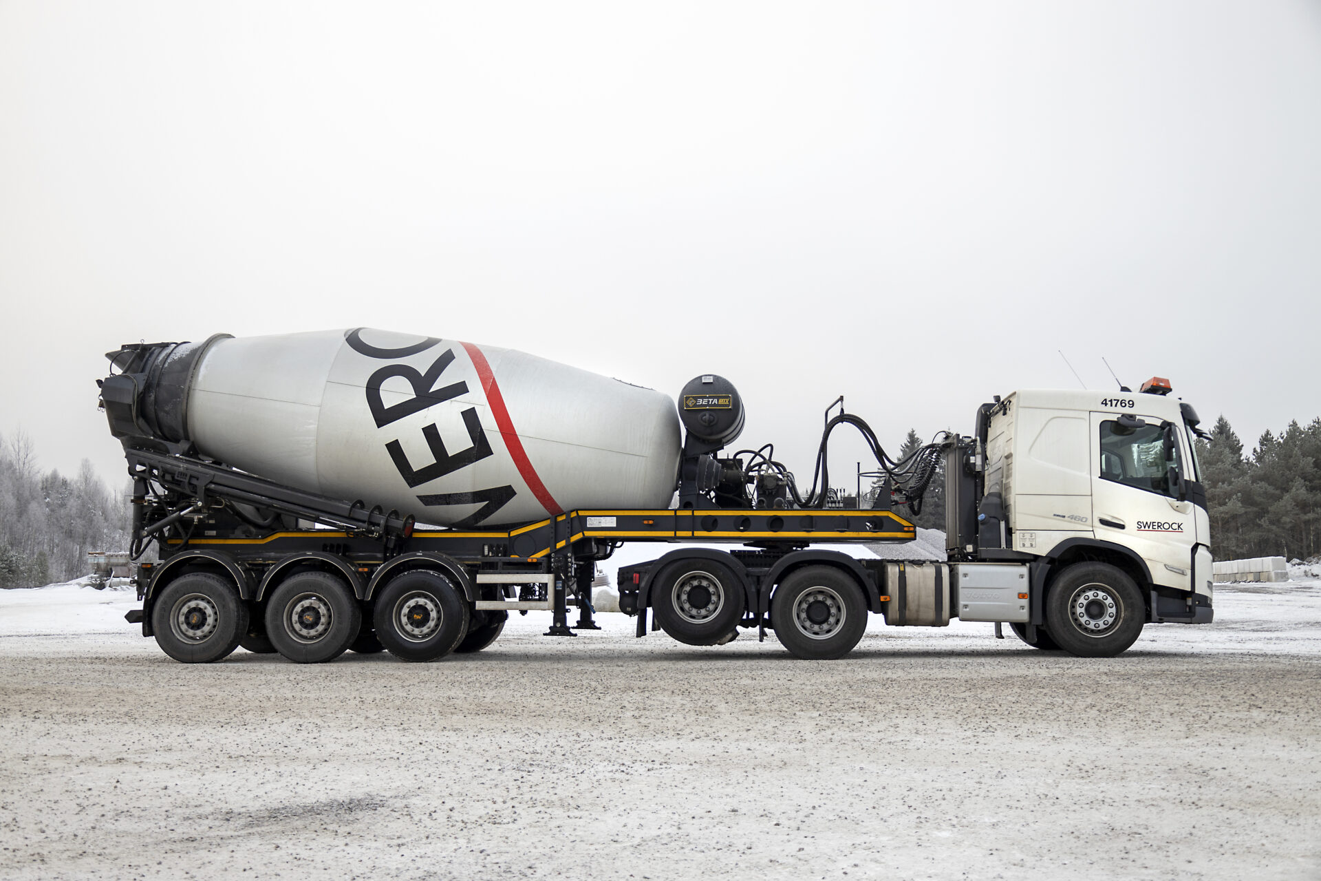 Betongtrailern som kan lasta 11,5 kubikmeter betong, kan bli som längst 13,3 meter lång och kan kortas till cirka 10 meter. Foto: Henrik Nordell. 