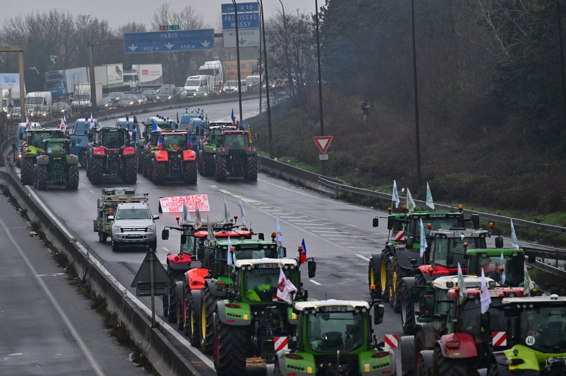 Bondeprotesterna i Frankrike påverkar lastbilschaufförers säkerhet samt den fria rörligheten av gods, menar IRU. Foto: IRU.