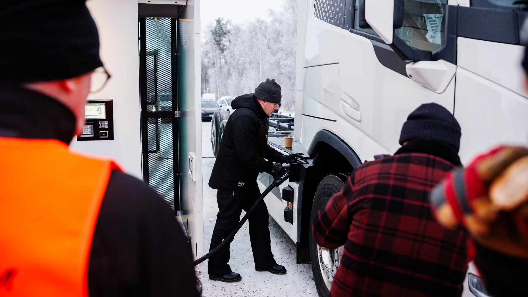  Här laddas en elektrisk lastbil på Norrbottens snabbaste laddstation för tunga transporter i Öjebyn. Foton: Mats Engfors/Fotographic.