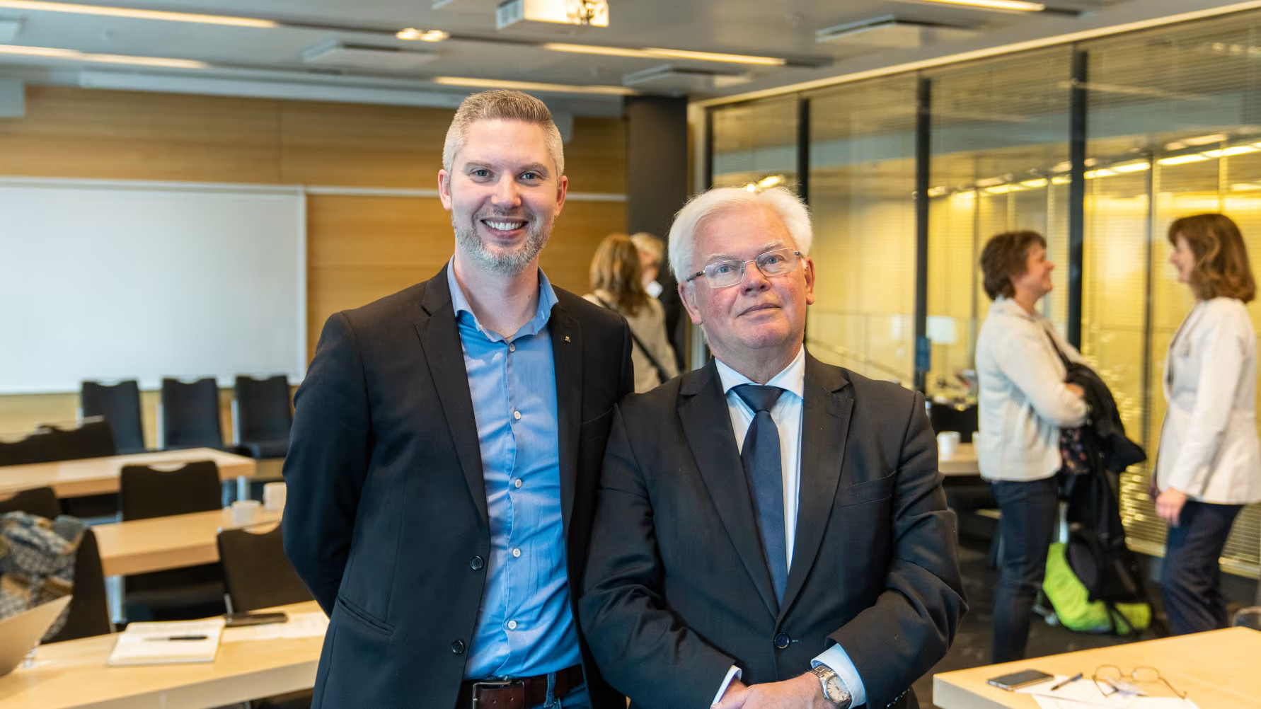 Christoffer Öqvist (M), regionstyrelsens ordförande Sörmland och Jan Owe-Larsson (M), ordförande trafik- och samhällsplaneringsnämnden Region Östergötland. Foto: Aksel Örn Ekblom/Mälardalsrådet. 