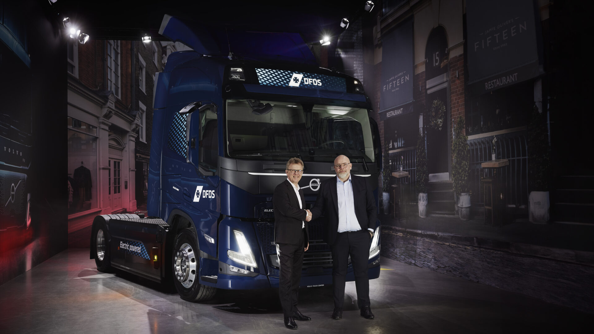 DFDS har lagt order på totalt 225 eldrivna lastbilar från Volvo. Till vänster Roger Alm, vd för Volvo Lastvagnar, t h Niklas Anderson, Executive Vice President, Logistic Division på DFDS. Foto: Volvo Trucks.