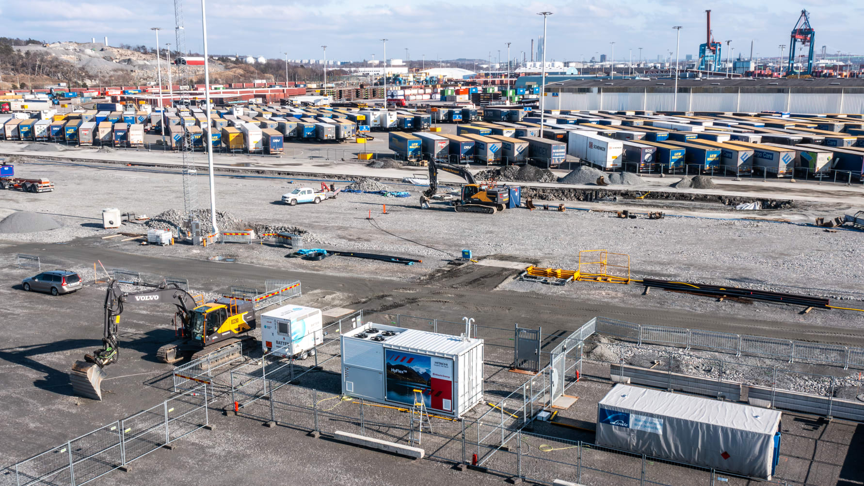     Arendal 2 är den största hamnutbyggnaden i Göteborgs Hamn sedan 70-talet. Här testas utsläppsfria grävarbeten genom en elgrävmaskin som får el via en vätgasgenerator. Bild: Göteborgs Hamn AB. 