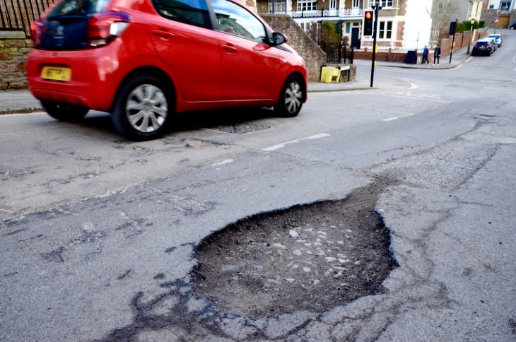 Under den Nationella potthålsveckan uppmanar M Sverige trafikanter att anmäla vägskador. Länk i artikeln.