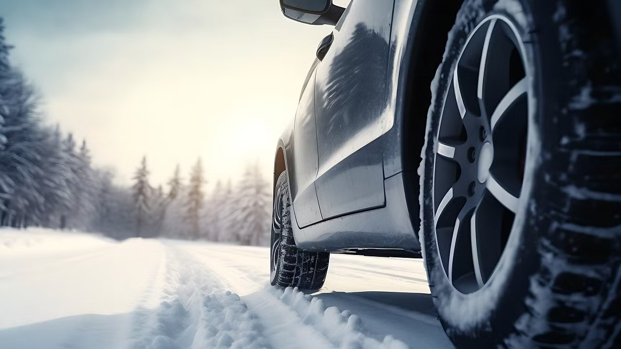 Nu ligger snön kvar på vägen under hela dagen på flera orter i Sverige, men på många orter är det är frost och minusgrader på morgonen och 8 grader varmt mitt på dagen. 