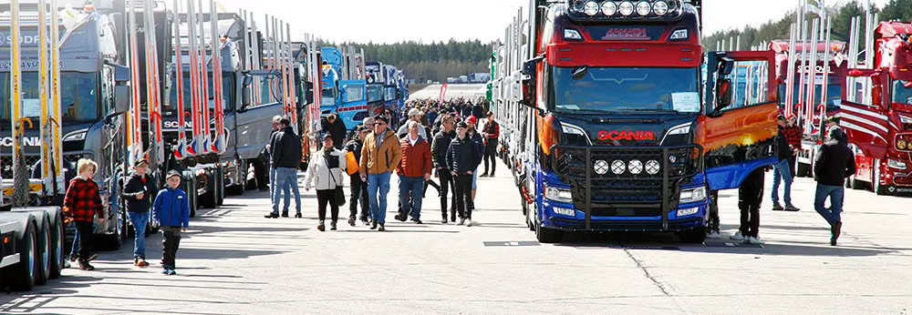   Timmer-, flis- och flishuggbilar samlas till den tredje upplagan av Trailer Wood Trophy på Emmaboda Flygbana. Tävlingen samlar i år ett rekordstort startfält. Foto: Tomas Ek. 