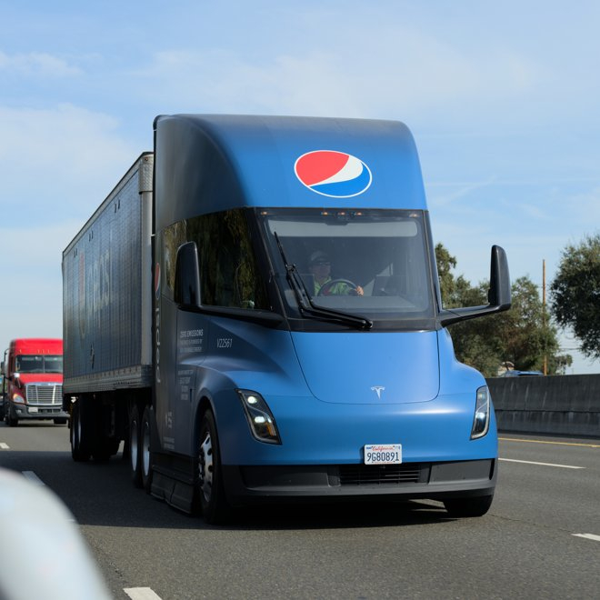   PepsiCo har tagit emot några av de Tesla Semi de beställde för många år sedan, men i övrigt har det gått dåligt med produktionen. Men Tesla säger nu att serieproducerade lastbilar ska ut till kunderna under 2026. Foto: Dllu/Wikimedia Commons.