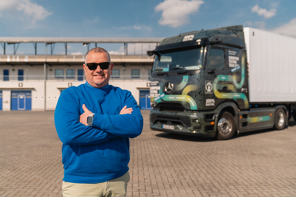       Marco Hellgrewe och den Mercedes-Benz eActros 600 som förbereder sig inför rekordförsöket i backning. Foto: Mercedes Benz Trucks.