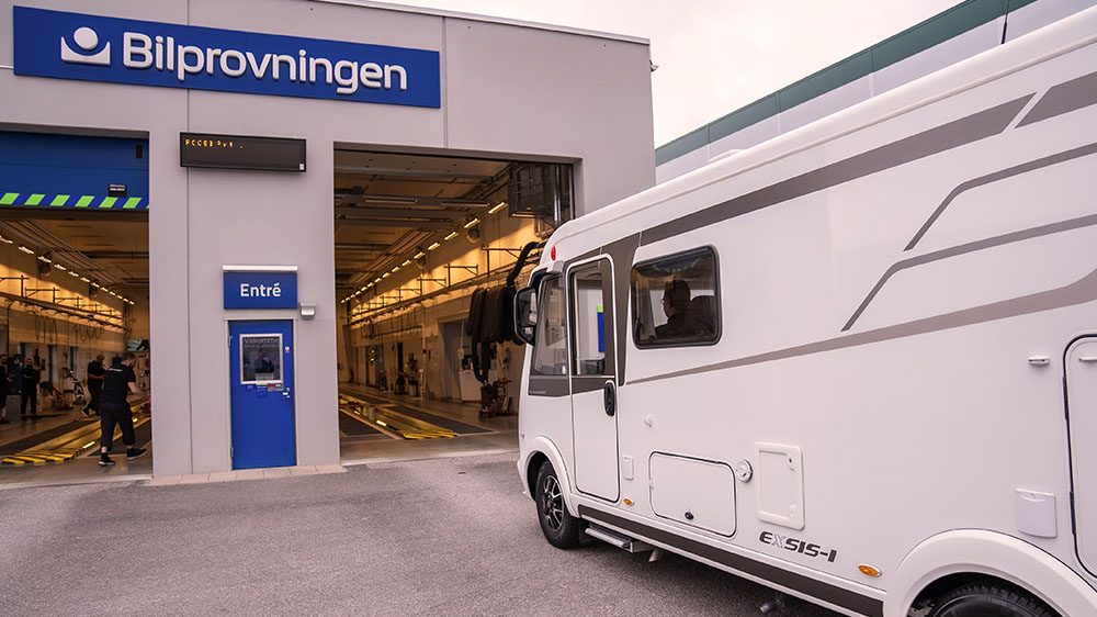En husbil på väg in i besiktningshallen på en station för kontrollbesiktning. Foto: Bilprovningen.
