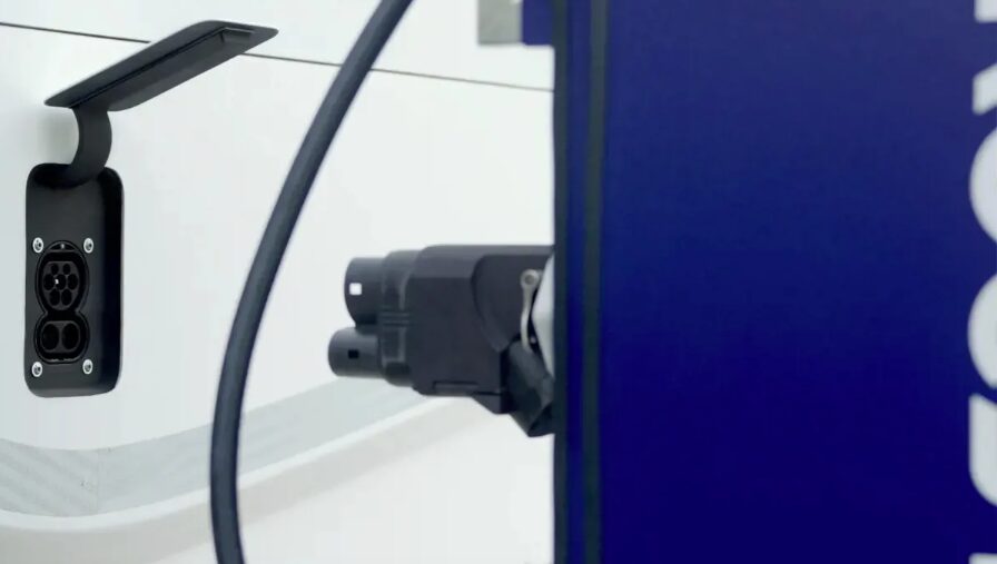 Rocsys och Einride samarbetar i utvecklingen av handsfree-laddning för elektriska, autonoma fordon. Foto: Rocsys.