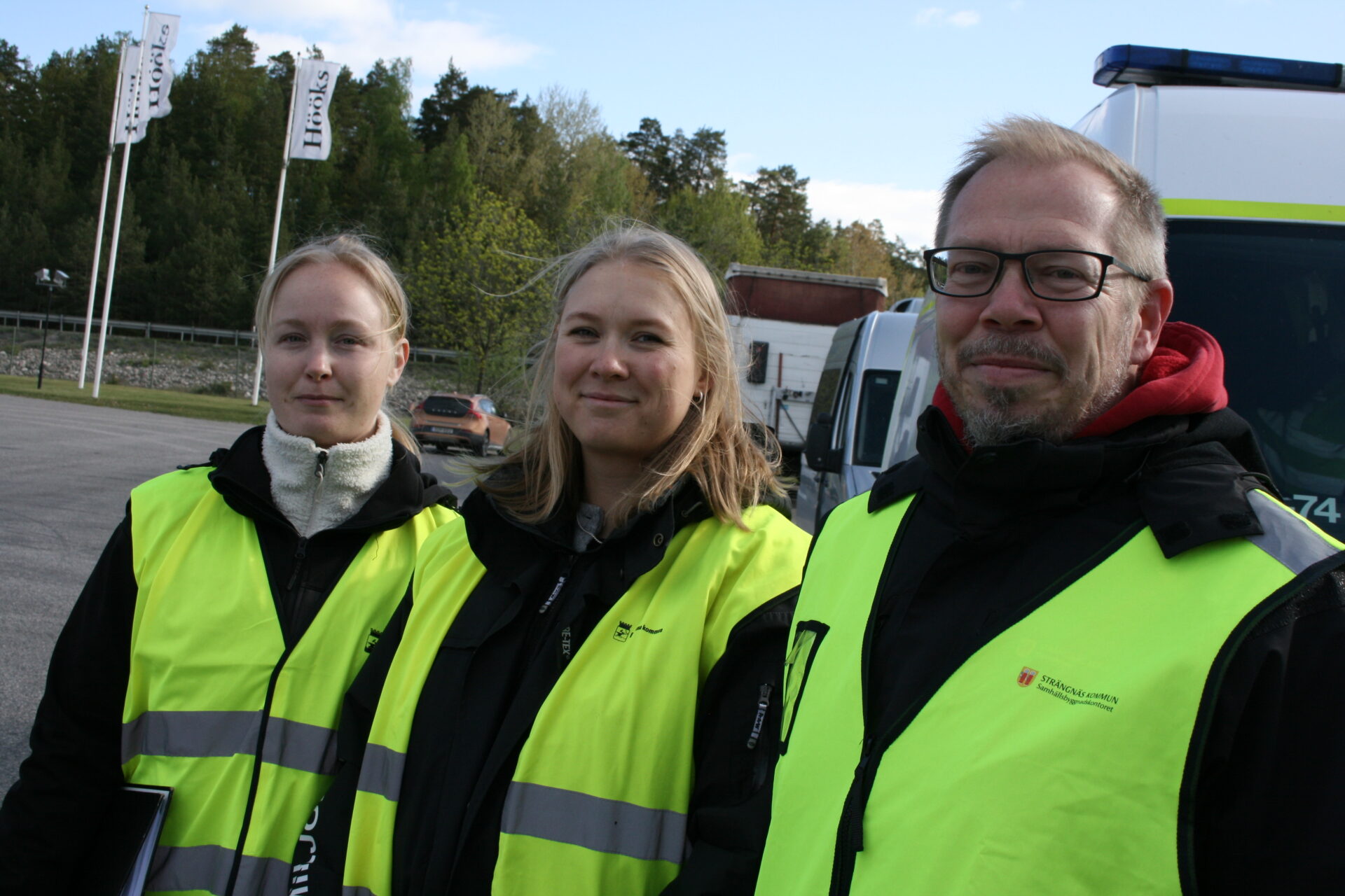 Från vänster Emma Newton Karlsson, Frida Larsson och Jens Doverborg deltar i samverkanskontrollen i Eskilstuna. Deras uppgift är att kontrollera avfallstransporter. Samarbetet är relativt nytt i området. Foto: Heidi Bodensjö/Proffs.