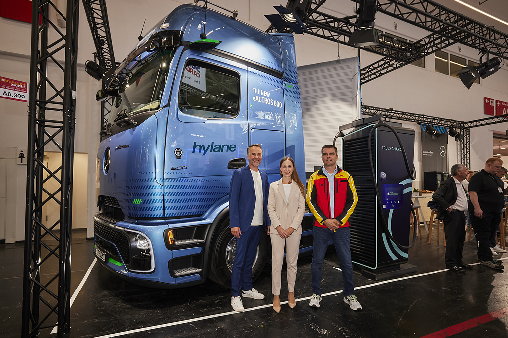 Från vänster Christian Wilz, styrelseordförande för Mercedes-Benz Trucks & FUSO på Daimler Truck Tyskland, dr. Sara Schiffer, vd för Hylane och Marc Hitschfeld, operativ chef för Post & Parcel Tyskland-divisionen inom DHL Group. 