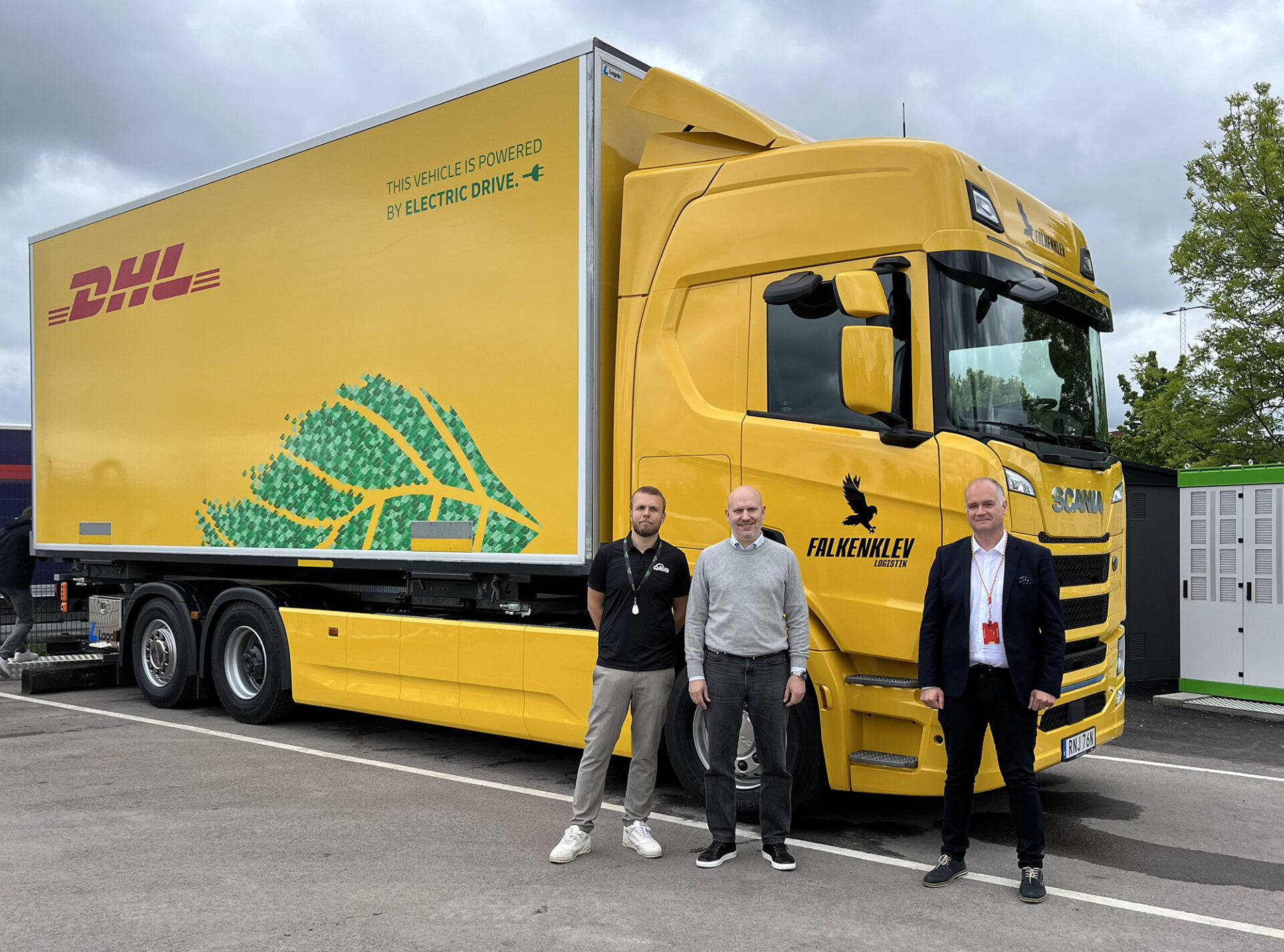 Victor Falkenklev, Niklas Blomgren och Daniel Carevid på invigningen av laddparken Rifil i Helsingborg. Foto: Svenska Retursystem