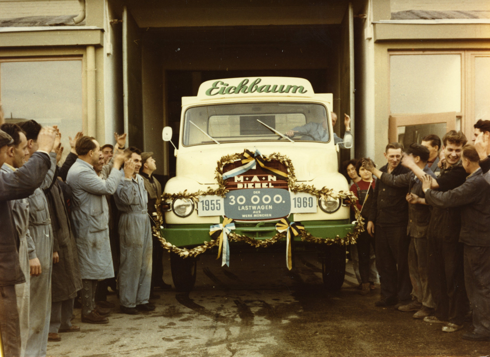 Den 30 000:e lastbilen rullade av produktionslinjen i MAN-fabriken i München år 1960. Foto: MAN.