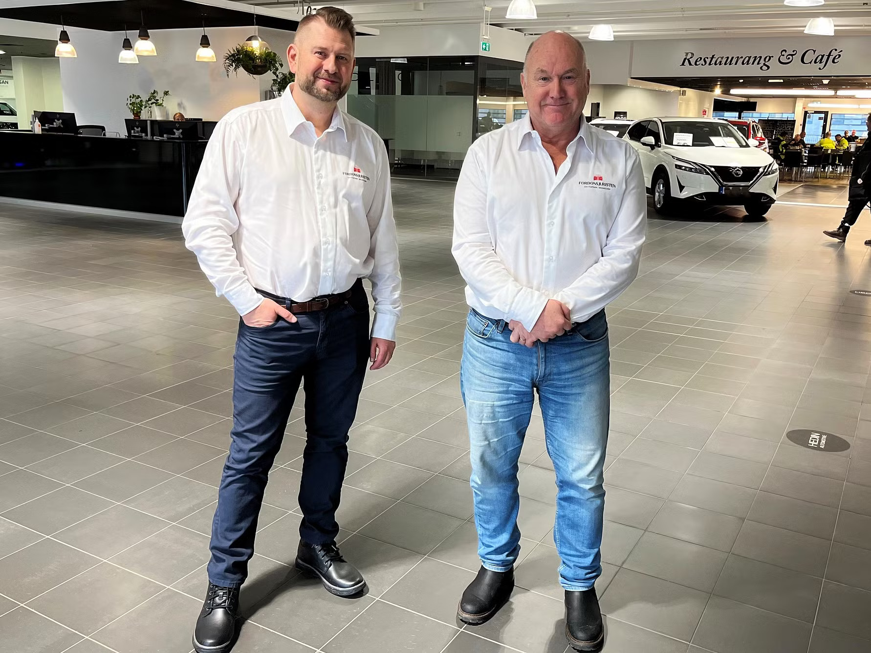Från vänster Ulf Stefansson och Bo Ericsson, Fordonsjuristen, på besök hos bilförsäljare. Foto: Fordonsjuristen.