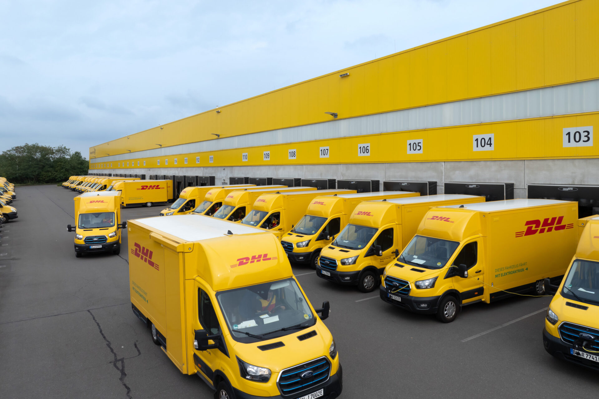 I slutet av 2025 kommer Ford Pro att leverera 2 400 helelektriska Ford E-Transit och E-Transit Custom till Deutsche Post och DHL. Foto: DHL.