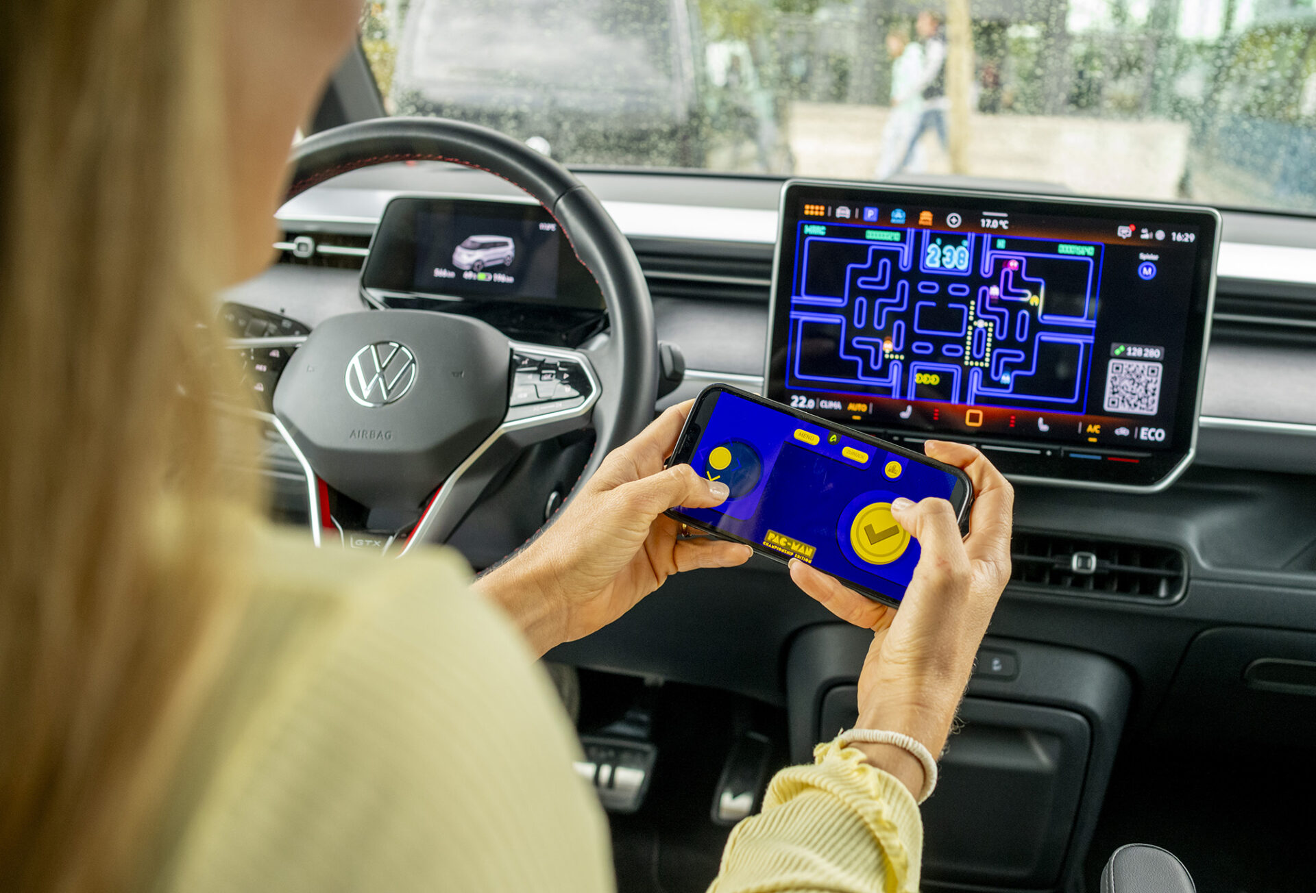 Bilden kan till synes vara missvisande. Spelfunktionen, som sker via AirConsole, riktar sig enbart till passagerare – inte till förare under färd. Foto: Volkswagen