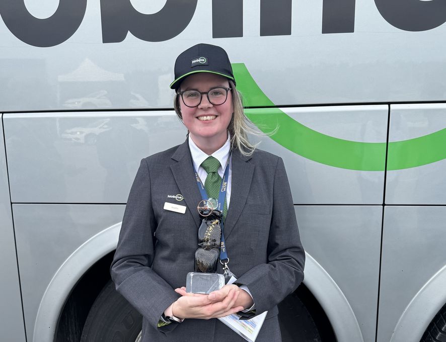 "Det är jätteroligt! Jag gjorde vad jag kunde och det gick bra", säger vinnaren Josefin Kihlberg. Foto: Transportföretagen.