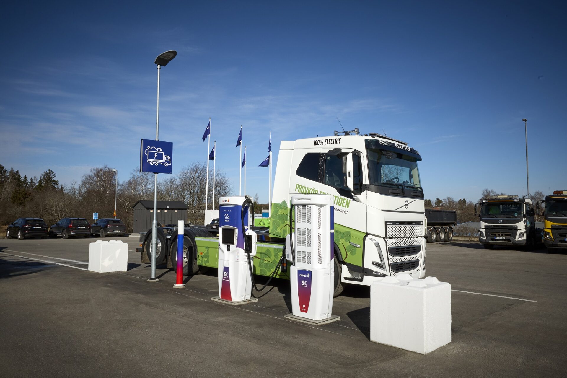 Laddstationen i Bäckebol i Göteborg uppgraderas med ytterligare 4 snabbladdare. Foto: Volvo Trucks/OKQ8.