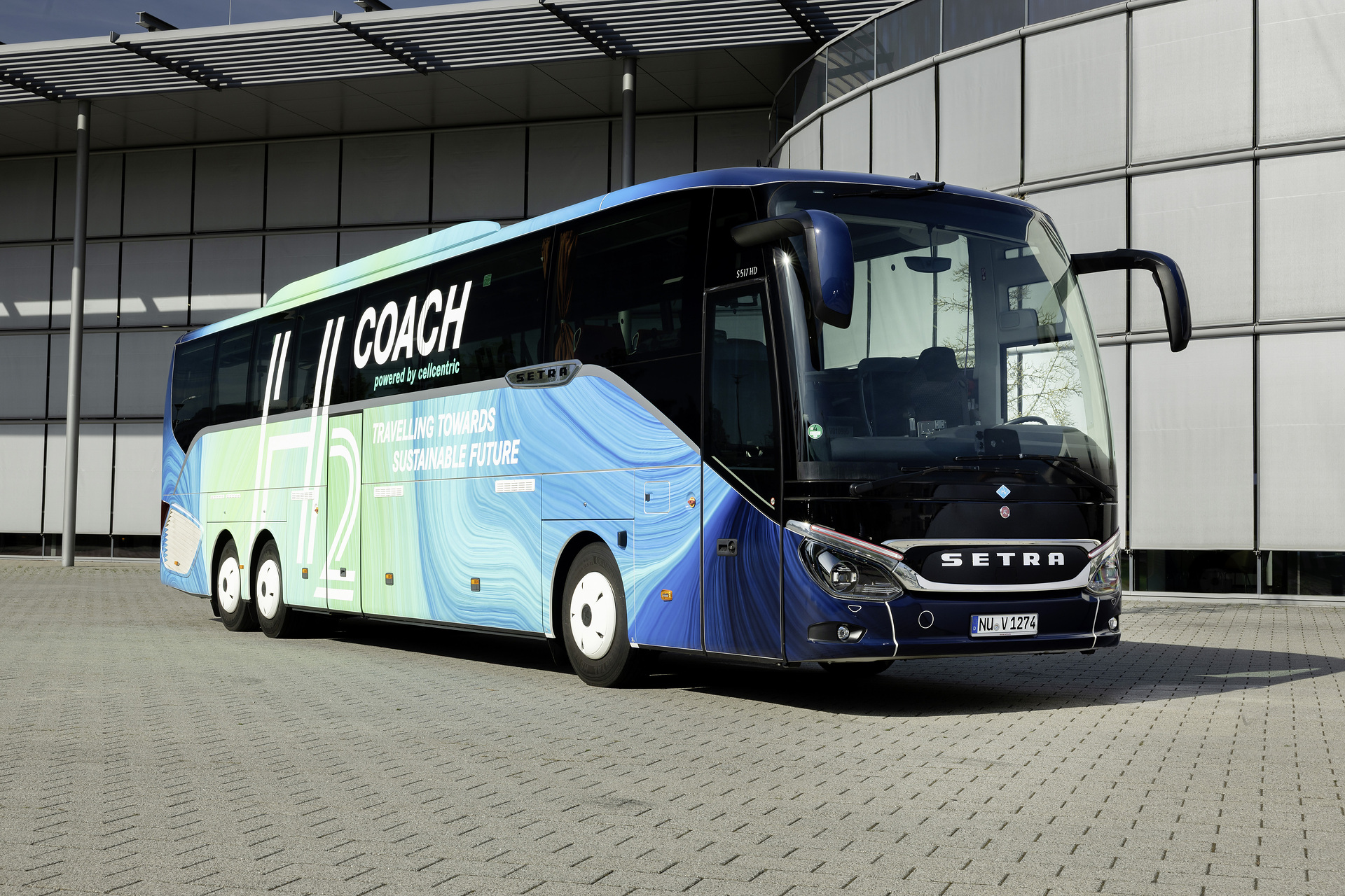   Med H2 Coach markerar Daimler Buses att även långfärdssegmentet är på väg mot elektrifiering. Foto: Daimler Buses.