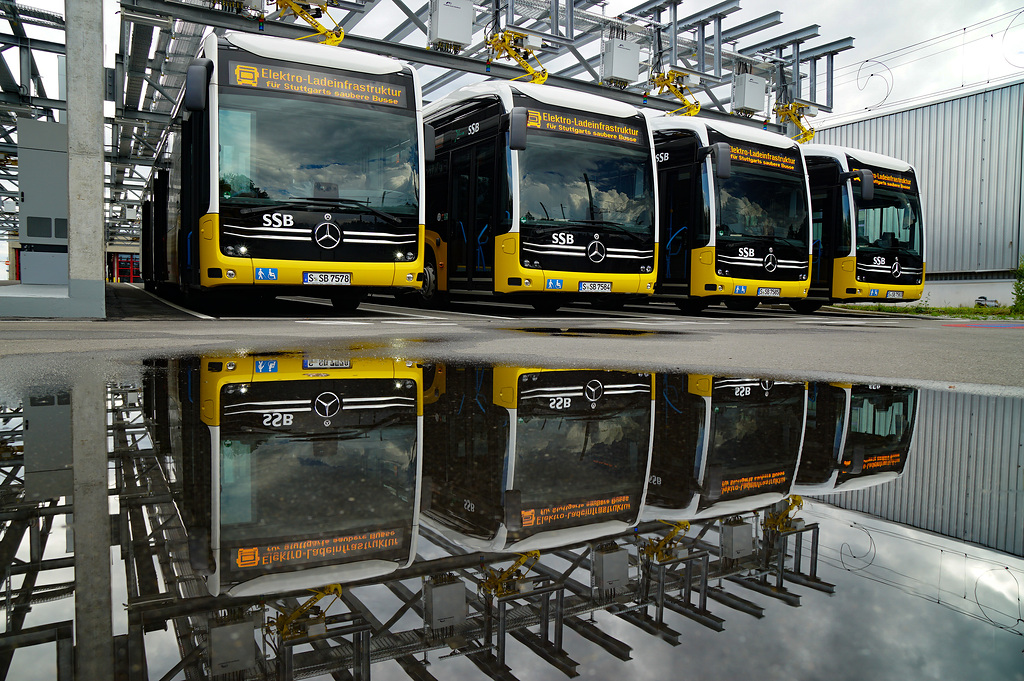Daimler Buses har i Tyskland installerat ytterligare 28 laddplatser för stadsbussar. Laddningen sker genom ”panto down”-modellen. Foto: Daimler Truck AG.