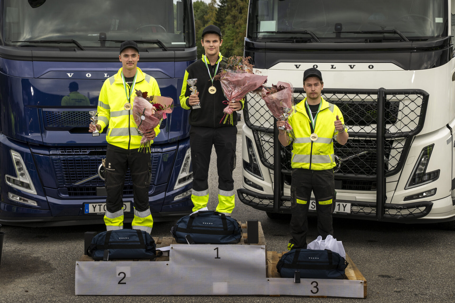 Överst på pallen har vi David Lindmark, Strömbackaskolan i Piteå. Tvåa kom Anton Berglin, Bessemerskolan i Sandviken. Trean heter Axel Näsström från Örnsköldsvik Gymnasium. Foto:  J.FORSBERG PRODUKTION.