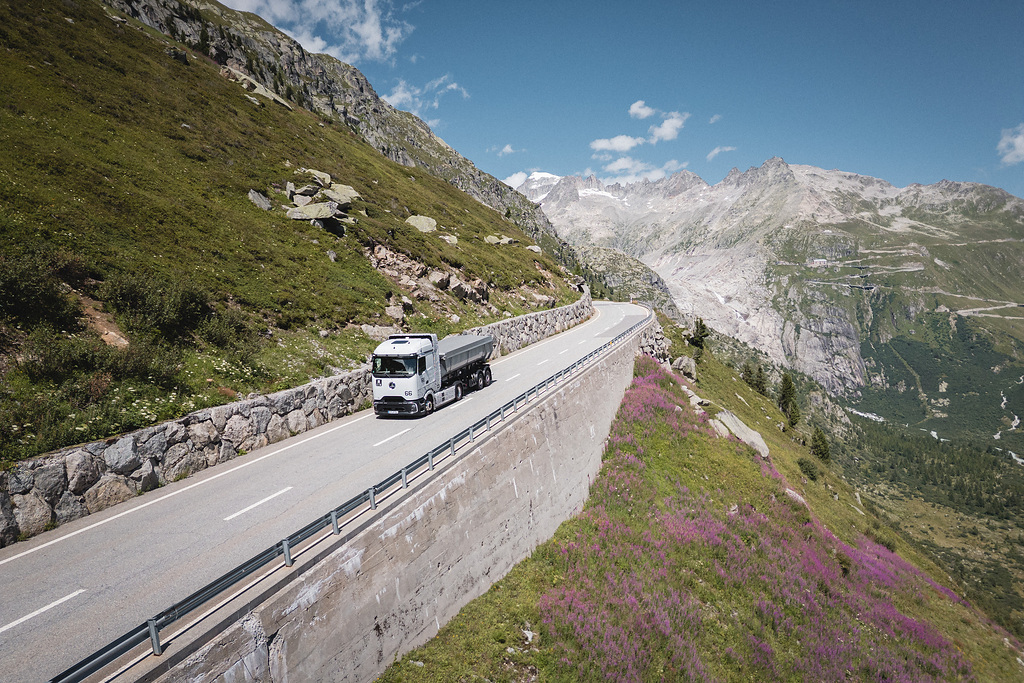 Förhållandena i de schweiziska alperna är krävande för tunga fordon. Foto: Daimler Trucks.