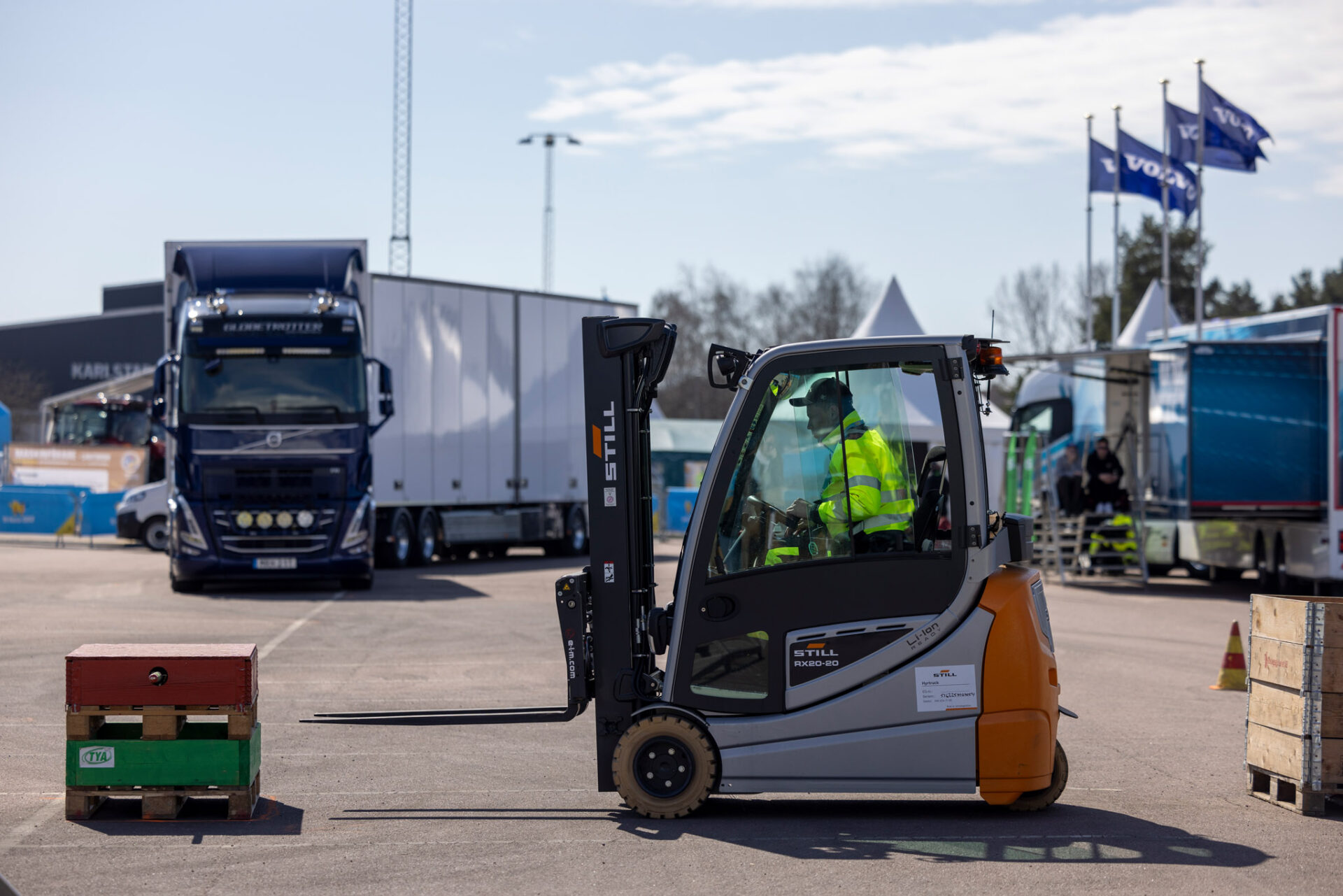    Precisionskörning med lastbil och truck är två av momenten som de tävlande ska genomföra. Foto: Liza Simonsson.   