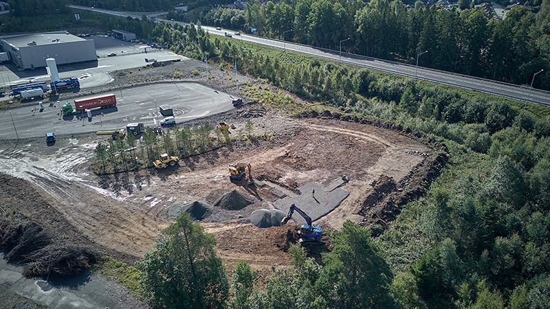 Så här ser det framväxande ladd- och tankcentret i Nässjö ut just nu. Till vänster i bild syns snabbladdarna som är i drift, och till höger byggs den nya tankstationen för biogas. Foto: Nässjö Näringsliv AB