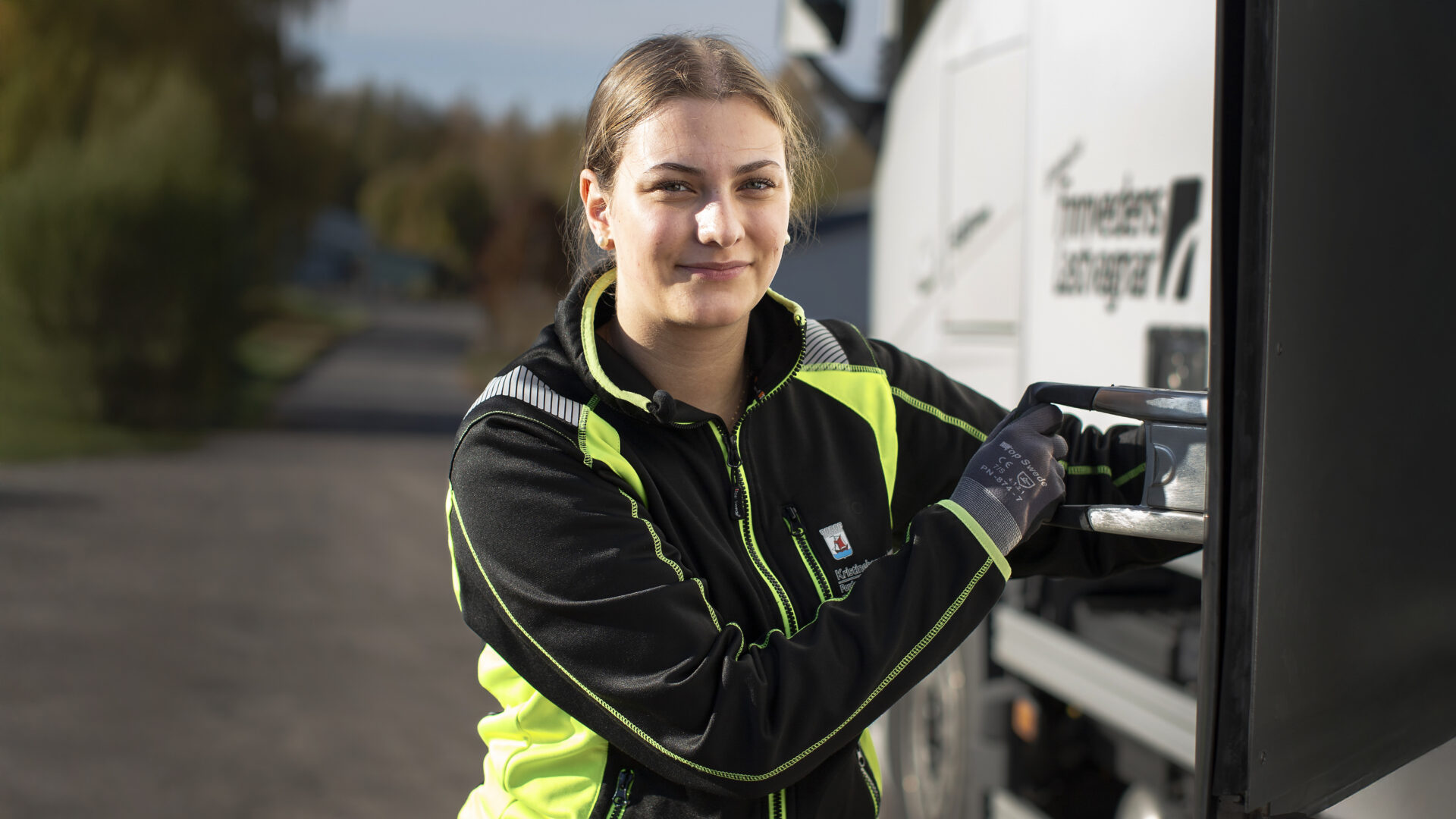 Allt fler tjejer söker till transportgymnasier. TYA är också med och kämpar för att få fler att välja transportyrket och anordnar även Yrkes-SM. Foto: TYA.