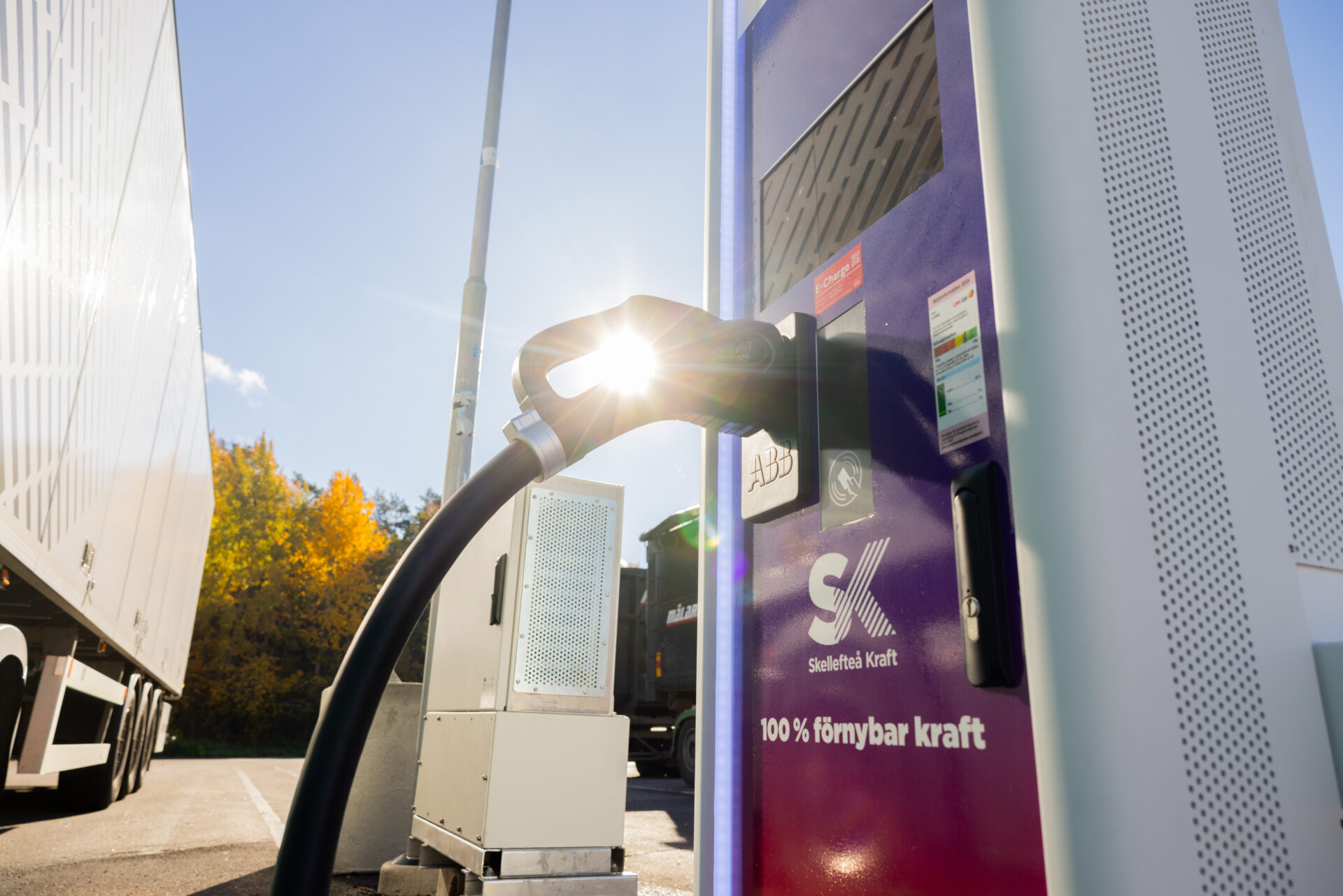 Laddaren på OKQ8 Ödeshög är levererad av ABB E-mobility. De första praktiska testerna genomförs med eldrivna lastbilar från Scania och Volvo i verklig trafik. 