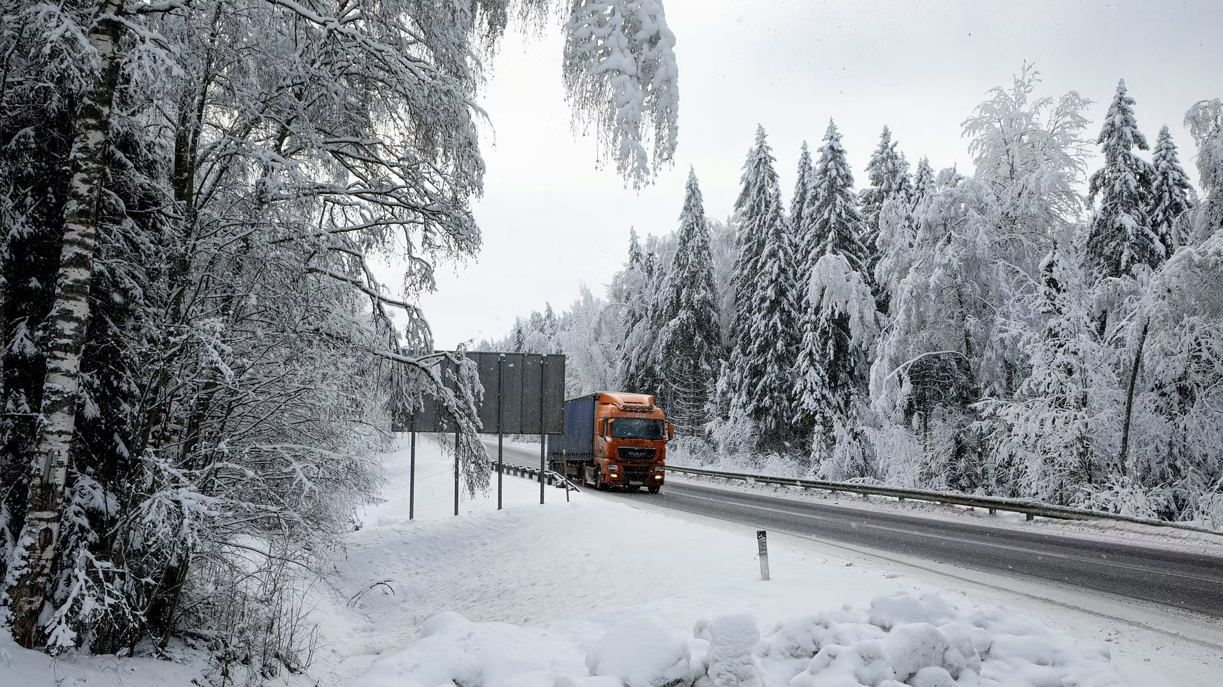  Höga bränslepriser har effektiviserat svenska vägtransportbranschen, enligt SNS rapport.