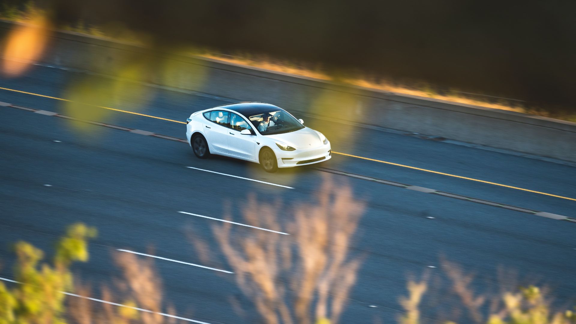  Bil som kör på en illustrerad elektrisk motorväg.