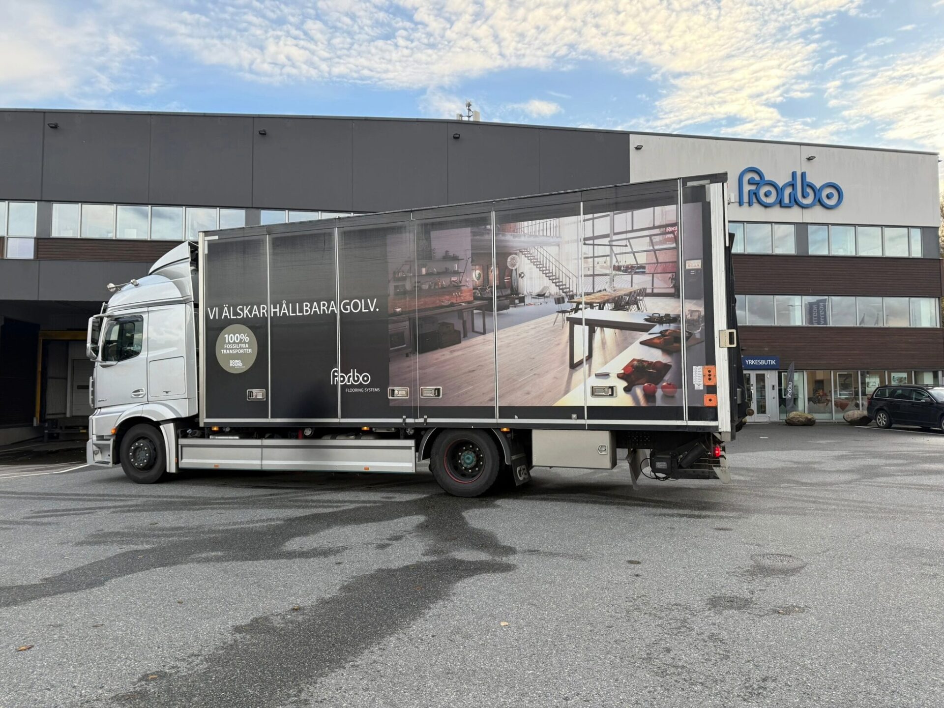   Forbo Flooring Systems har nått en viktig milstolpe i sitt hållbarhetsarbete. Från och med i dag sker alla transporter till, inom och från Sverige helt fossilfritt. Ett steg som stärker företagets position inom hållbar innovation. Foto: Forbo.