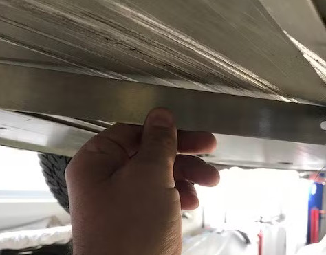 Intryckt batterilåda. Foto: Fordonsjuristen.