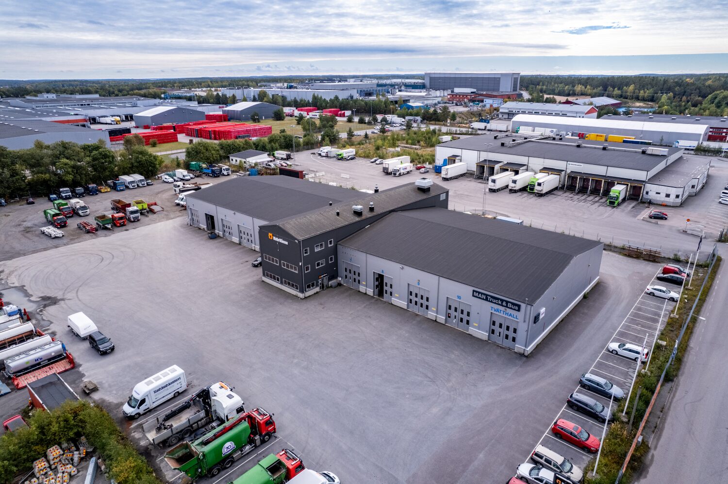  Den 1 december öppnade Malte Månson i Jordbro som auktoriserad Iveco-verkstad för både lätta och tunga fordon. Foto: Hedin/Iveco.