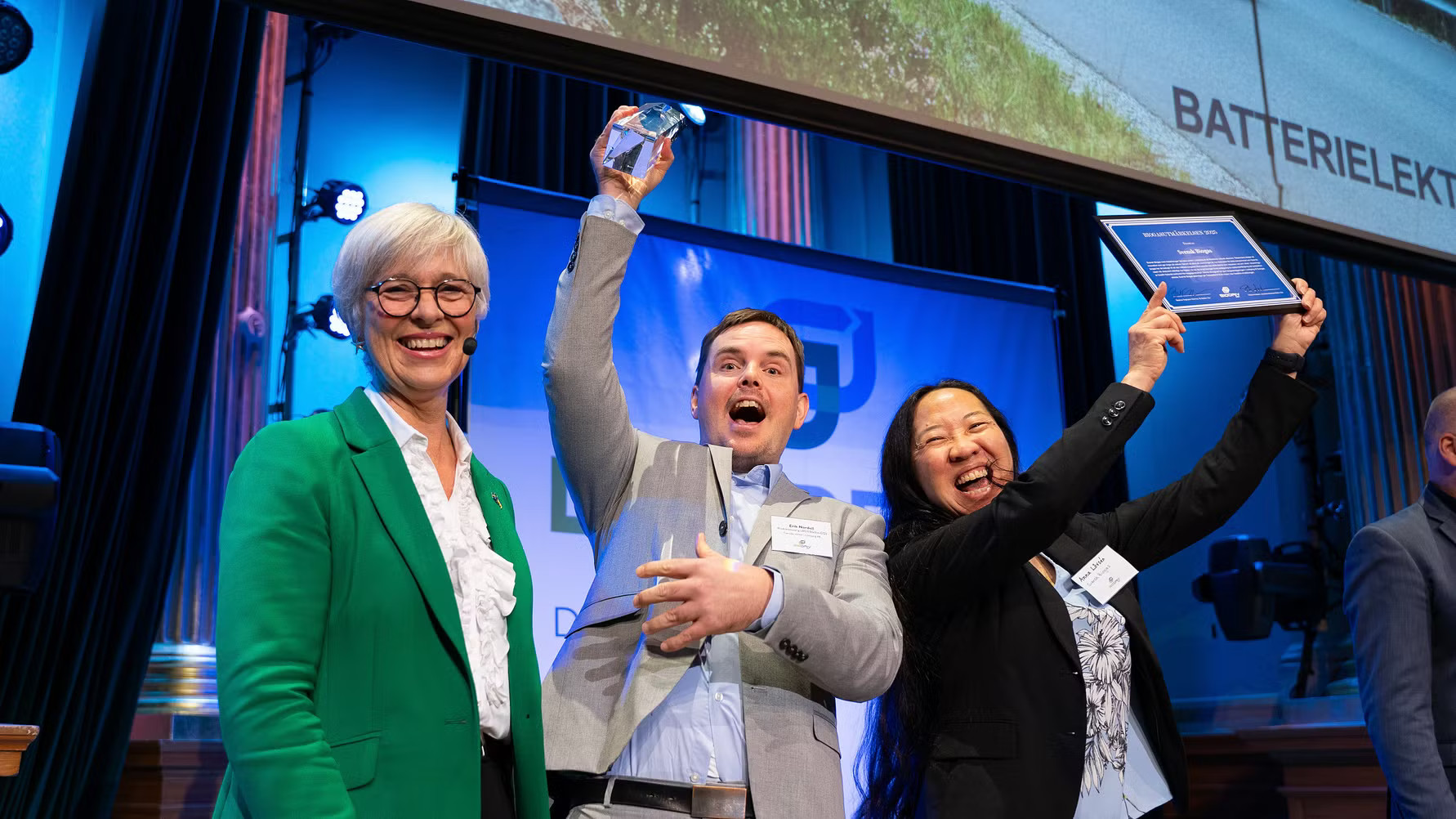    Så här glada var produktansvariga Erik Nordell och vd Anna Lövsén på Svensk Biogas när de tagit emot Biogasutmärkelsen 2025. Här med prisutdelaren Ulrika Heie (C), ordförande i trafikutskottet, till vänster. Foto: BioDriv Öst. 