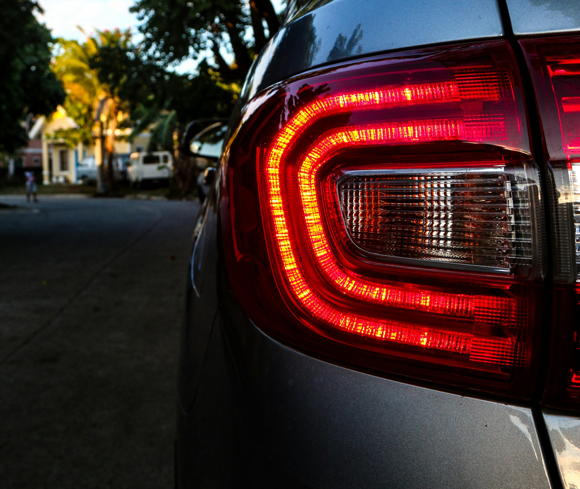 Så här ska det se ut. "Släckta bakljus på bilar i trafik är farligt och irriterande”, säger Jacob Sidenvall, M Sverige. Foto: Kyllep30/Unsplash.