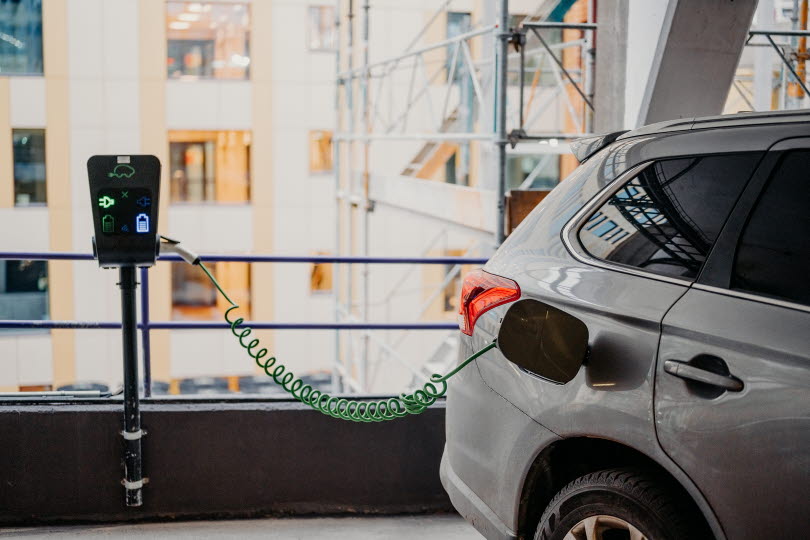 Det gäller att hålla tunga rätt i munnen för att få elbilspremie. 